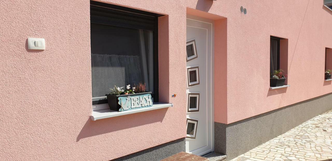 Apartament Adel *
